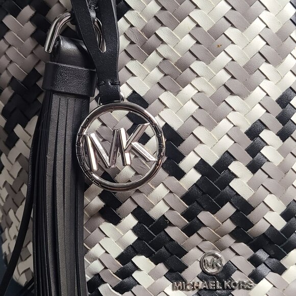 MICHAEL KORS Marley Medium Leather Bucket Messenger Bag. - Picture 4 of 5